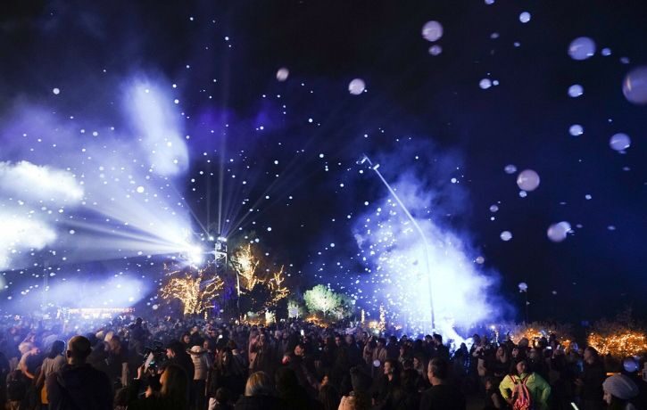 Special effects for weddings στην Ελλάδα: aerial fireworks και flame effects σε παραθαλάσσιο γάμο.